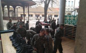 Foto: O. K. / Radiosarajevo.ba / Vojnici u posjeti Begovoj džamiji